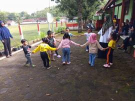 Anak-anak KB Putra Pertiwi Bintaos Belajar dan Berkarya Melukis Kue Kering